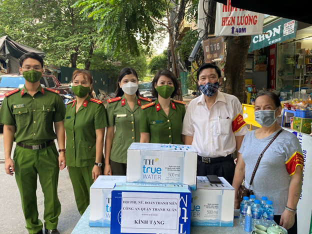 Hà Nội: Phụ nữ Công an quận Thanh Xuân tặng quà, động viên lực lượng tuyến đầu chống dịch Covid - 19